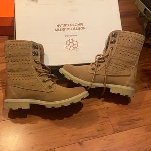 ROXY woman boot. Size US 8. Never worn!!